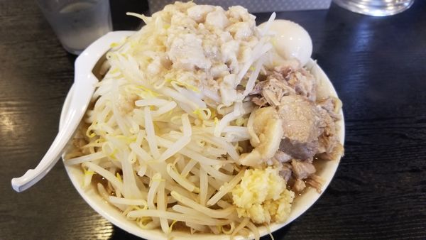 「ラーメン　大盛　脂増し　味玉トッピング」@麺とび六方の写真