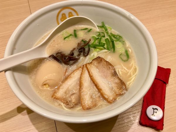 「豚骨 白 味玉入り」@TOKYO 豚骨 BASE MADE by 博多一風堂 ecute品川サウス店の写真