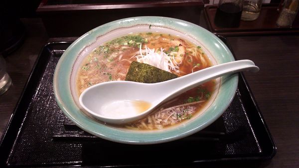 「にぼしょうゆらーめん(770円)・小ライス(ランチサービス)」@房州館山 にぼし味らーめん めん楽亭の写真