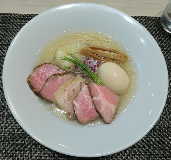 「特製中華蕎麦＜塩＞」@宍道湖しじみ中華蕎麦 琥珀 東京本店の写真