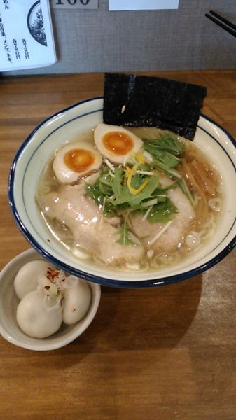 「ゆず塩らーめん　ランチサービス味玉　プチ丸餃子」@らーめん 仙松の写真