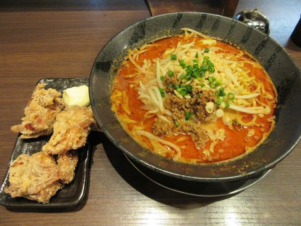 「赤担々麺（８８０円）＋唐揚げ３３０円＋替え玉１０円」@江戸味噌ラーメン 二代目てらっちょ 牛久店の写真