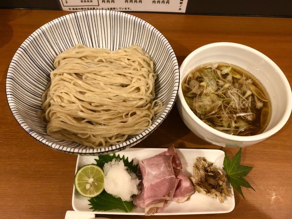 「【煮干し限定 秋】 秋刀魚煮干しつけ麺 ￥1000」@自家製手もみ麺 鈴ノ木の写真