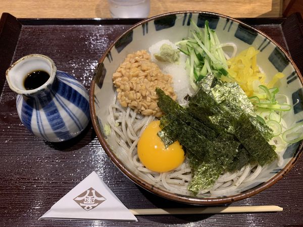 「納豆そば 740円+tax」@そばとお酒 八雲 パセオ店の写真