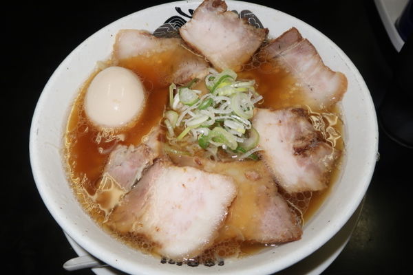 「淡麗醤油チャーシュー　1,050円＋半熟味玉　130円」@食堂 はせ川の写真