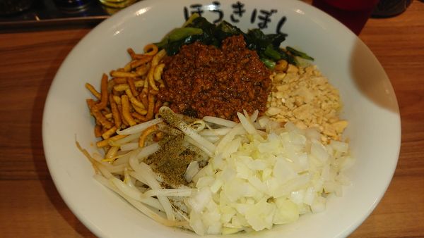 「汁なし担々麺(850円)大盛(100円)玉ねぎ(50円)」@ほうきぼし 関内セルテ店の写真