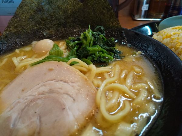 「#ラーメン #醤油豚骨 #硬め #濃いめ #特製チャーハンセット」@町田商店 戸塚原宿店の写真