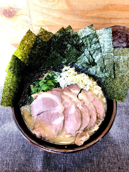 「家系ラーメン醤油　ほうれん草　海苔　チャーシュー５枚　中ライス」@替玉無双 豚ざむらいの写真