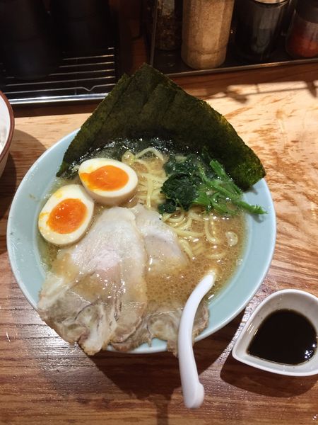 「特製ラーメン¥880＋ライス¥100」@横浜らーめん 壱八家 本厚木店の写真