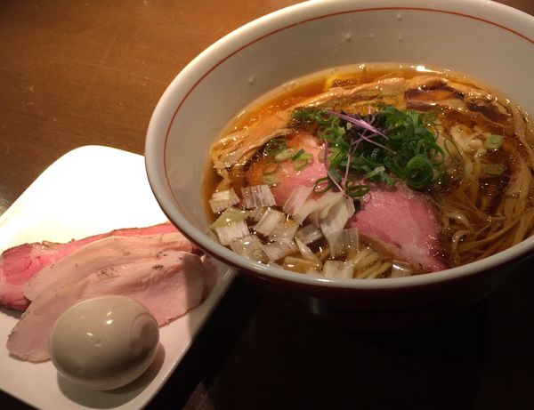 「虎徹そば(醤油・手もみ麺)＋特製盛」@麺や 虎徹の写真
