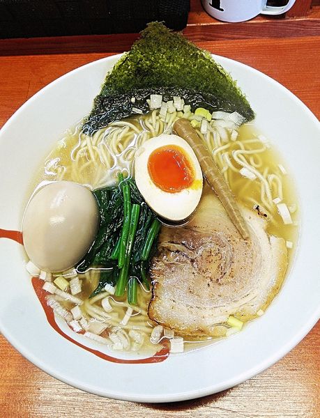 「(限定)塩ラーメン 800円＋味玉 100円」@らーめん・油そば 笑びすの写真