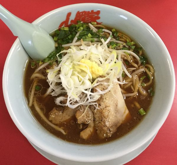 「豚バラ生姜醤油らーめん 910円」@ラーメン山岡家 かすみがうら店の写真