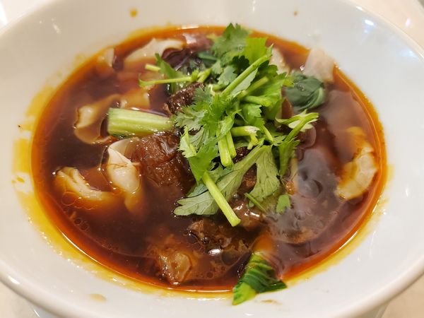 「四川什錦牛腩刀削面」@餃子伝説 総本舗の写真