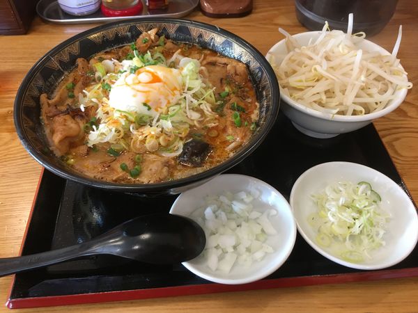 「ホルモン味噌ラーメン(850¥)野菜，ネギ、玉ねぎ」@優勝軒 日立店の写真
