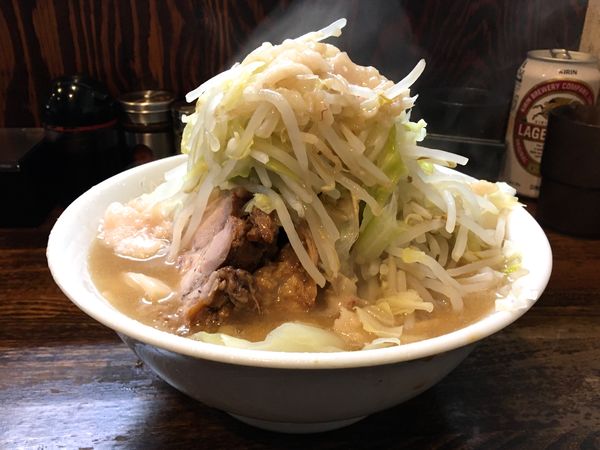 「キリンラガービール350ml缶 →普通盛ヤサイニンニクアブラ」@麺屋 鳳の写真