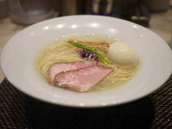 「宍道湖しじみ中華蕎麦 塩 味玉」@宍道湖しじみ中華蕎麦 琥珀 東京本店の写真