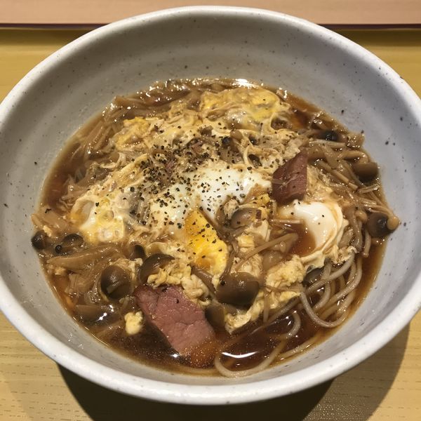 「鴨ときのこの卵とじそば(¥580)」@うちそば 芝浦二丁目店の写真