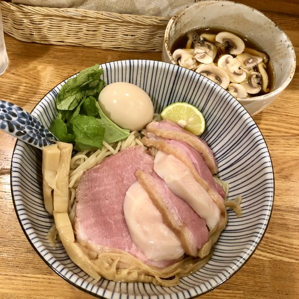「【期間限定】味玉肉増し 鴨と茸 淡麗つけそば ￥1250」@中華そば きなりの写真