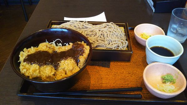 「ソースチキンかつ丼とせいろ蕎麦（ご飯少なめ）」@大戸屋 イーアスつくば店の写真