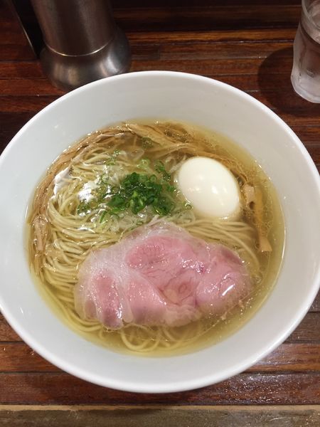 「しお味玉らーめん¥900+ライス¥200」@町田汁場 しおらーめん進化 町田駅前店の写真