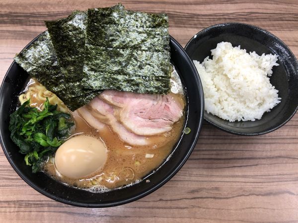 「チャーシュー麺(中盛)+味玉(学割)」@家系らーめん 武蔵家 川越店の写真