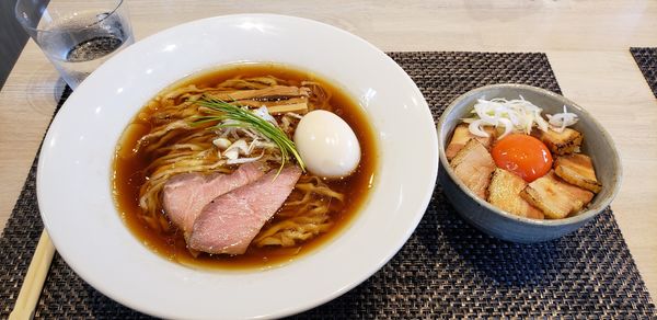「味玉中華蕎麦(手揉み麺)　吊るし焼きバラ丼」@宍道湖しじみ中華蕎麦 琥珀 東京本店の写真