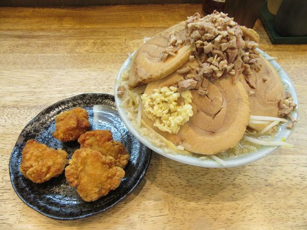 「がっつりラーメン（８５０円）＋中盛５０円＋チャーシュー他」@山勝軒の写真