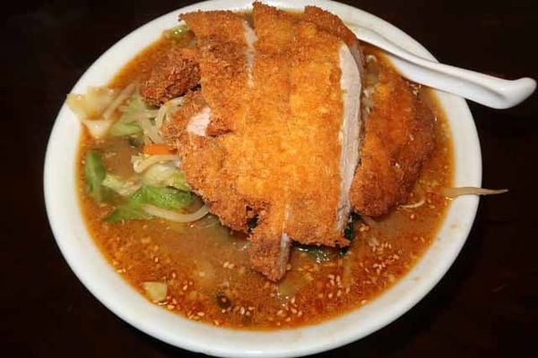 「とんかつみそラーメン　950円」@同気食堂の写真