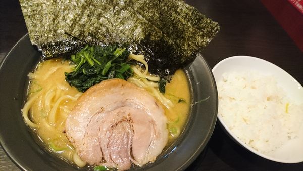 「海苔とんこつ醤油、無料ライス」@横浜家系ラーメン 市ヶ家の写真