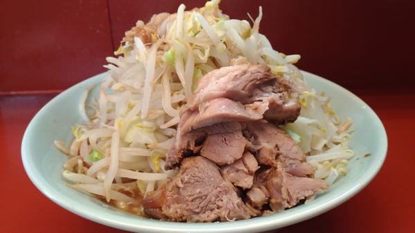 「中ラーメン300g野菜増し」@立川マシマシ 5号店（神保町店）の写真