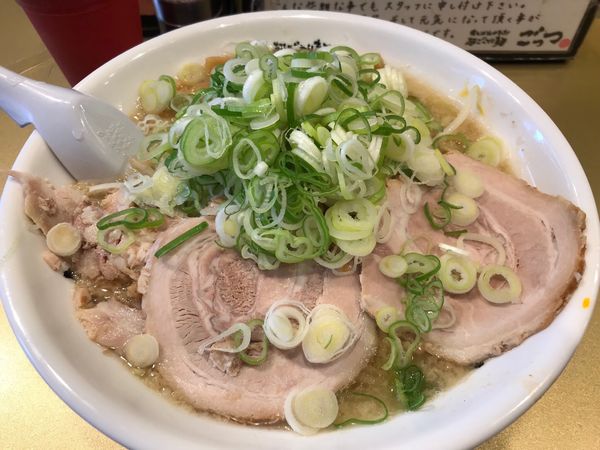 「醤油ラーメン 770円 中盛420g 脂普通 薬味，メンマ多目」@超ごってり麺 ごっつ 亀戸本店の写真