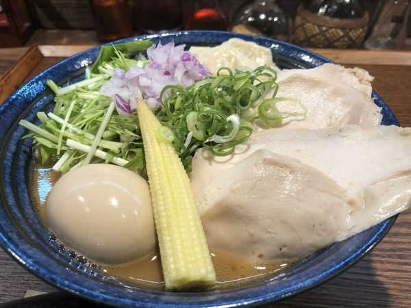 「特製鶏白湯（低加水麺）」@燻製麺 燻の写真