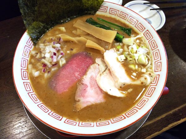 「鶏豚骨魚介ラーメン＋ニンニクの和え玉」@立ち呑み居酒屋 金町製麺の写真