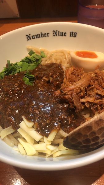 「油そばブラック950円」@麺Dining Number Nine 09の写真