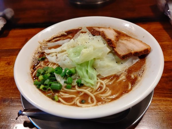 「黒まー油らー麺(並盛・130g)700円」@らー麺屋台 骨のzuiの写真
