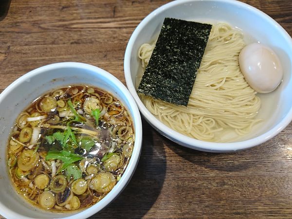「醤油のつけソバ(小)+煮玉子(920円)」@Tomboの写真