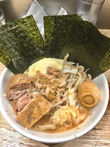 「少なめラーメンニンニクアブラ＋味玉チーズ海苔」@MEN YARD FIGHTの写真