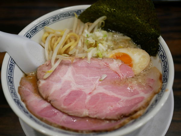 「醤油背脂ラーメン 太麺」@稲荷屋の写真