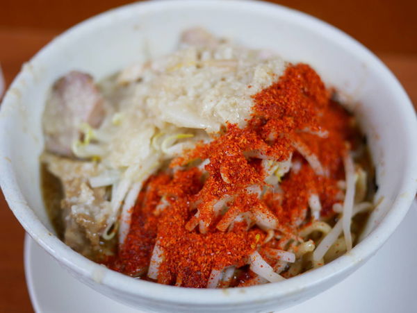 「ラーメン ヤサイ＋アブラブロック＋唐辛子トリプル」@麺や 希 御徒町店の写真