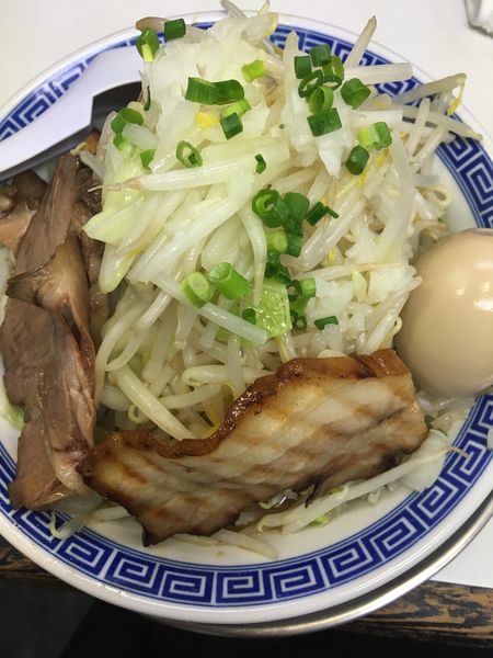 「小豚らーめん　味玉　野菜トッピング」@らーめん 凌駕の写真