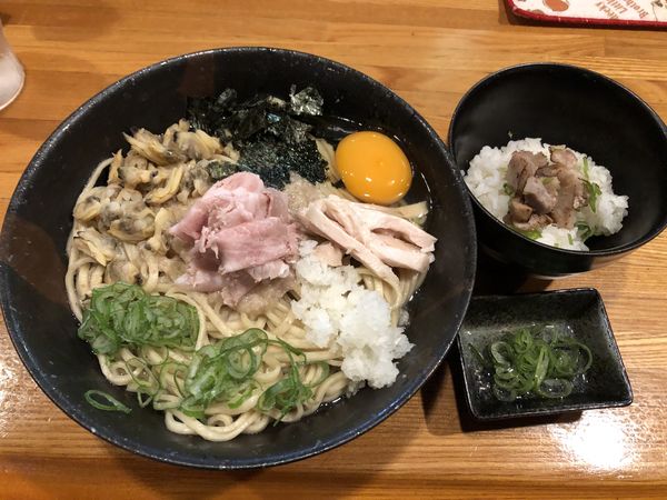 「秋アサリの背脂まぜそば〜おい飯付〜平打ち麺大盛り」@麺屋 ひな多の写真