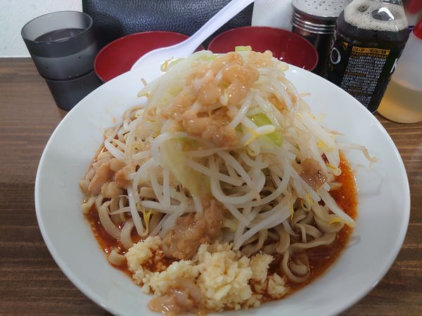 「辛ラーメン ニンニクアブラ 生卵 玉ねぎ」@ラーメン武丸の写真