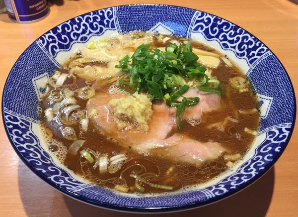 「中華そば(レアチャー1枚)黒だし700円」@中華そば 虎桜の写真