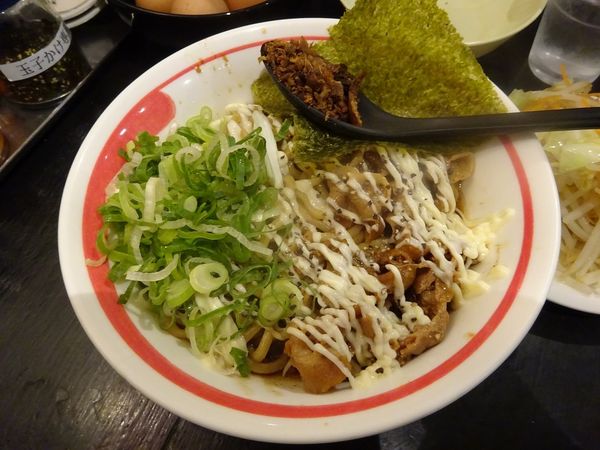 「肉マヨ油そば（並）」@新徳島拉麺 まる徳ラーメン 白鷺本店の写真