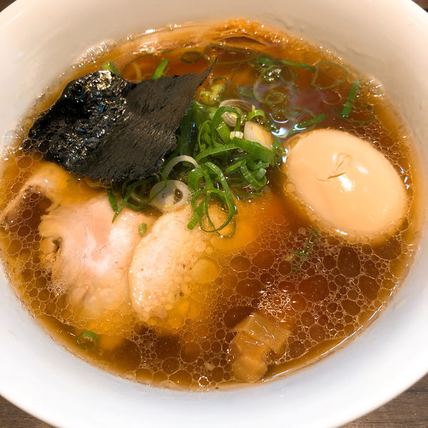 「醤油らぁ麺 ¥900＋名古屋コーチン味付け玉子 ¥200」@支那そばや 本店の写真