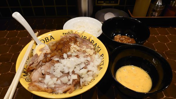 「豚そば、肉増し、玉ねぎ、生卵、小ライス」@茨城豚そば 特龍 本店の写真