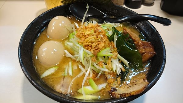 「司ラーメン 中盛 さっぱり(鳥脂) 味玉」@らーめん 司の写真