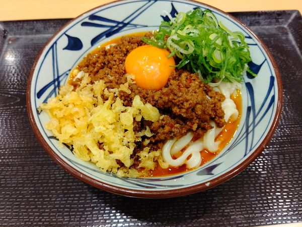 「うま辛肉々釜玉うどん(並盛)650円」@丸亀製麺 イーサイト高崎店の写真