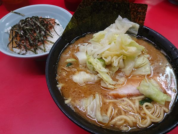 「ラーメン並700円(硬め)まぶしご飯(150円)キャベツ」@ラーメン杉田家の写真