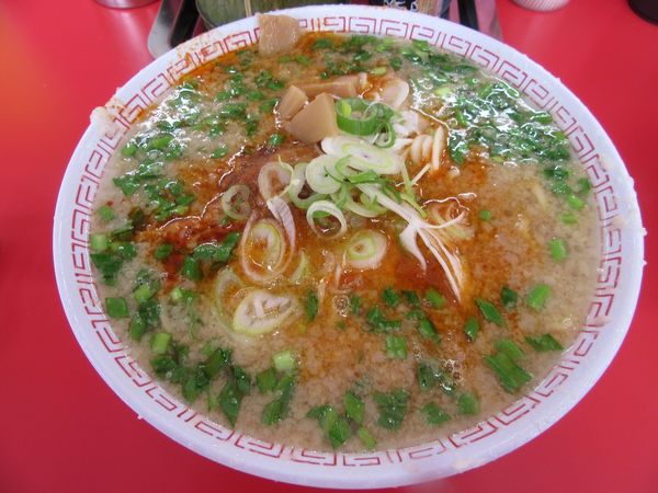 「辛口ホルモンメン（６００円）」@ラーメンスタンド とん平食堂の写真